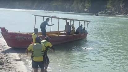 Rishikesh News Youth from Almora Swept Away in the Ganges While Bathing at Sitaram Ghat SDRF Recovers Body