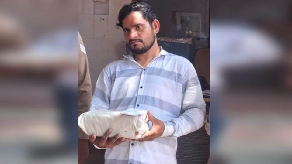 Smuggler selling charas on scooter arrested in Agra