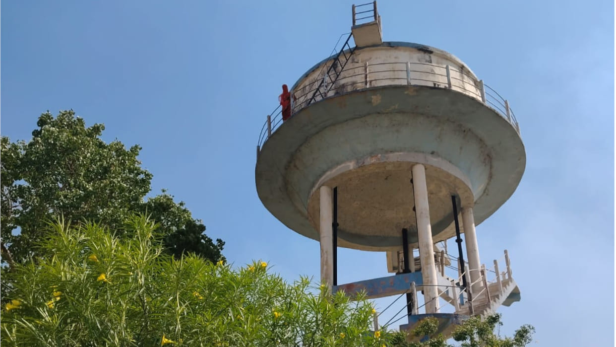 Youth Climbs Water Tank in Belipar, Gorakhpur; Insists on Getting Married—Wedding Arranged