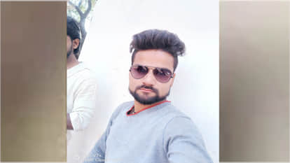 In the gida police station area of Gorakhpur, the body of a young man named Shivam was found hanging.