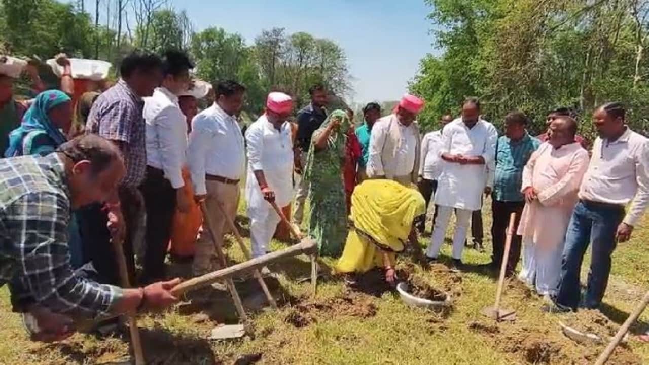 विधायक और अफसरों ने फावड़ा चलाकर किया खोदाई कार्य का शुभारंभ