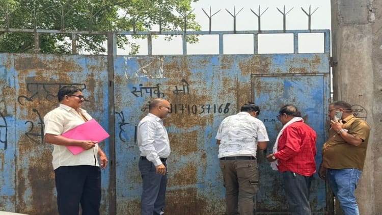 Raipur: बकाया टैक्स पर निगम का बड़ा एक्शन, 8 व्यापारिक परिसरों पर ताला, लाखों की वसूली का दबाव