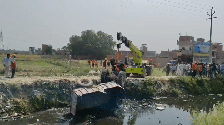 Kanpur tractor overturns into drain driver trapped under debris safely rescued by police admitted to hospital