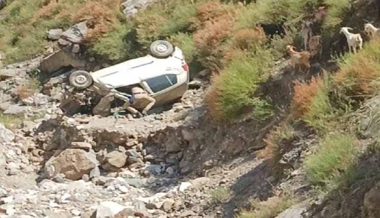 धारचूला में सड़क हादसा: कार अनियंत्रित होकर खाई में गिरी, एक की मौत; दो लोग घायल