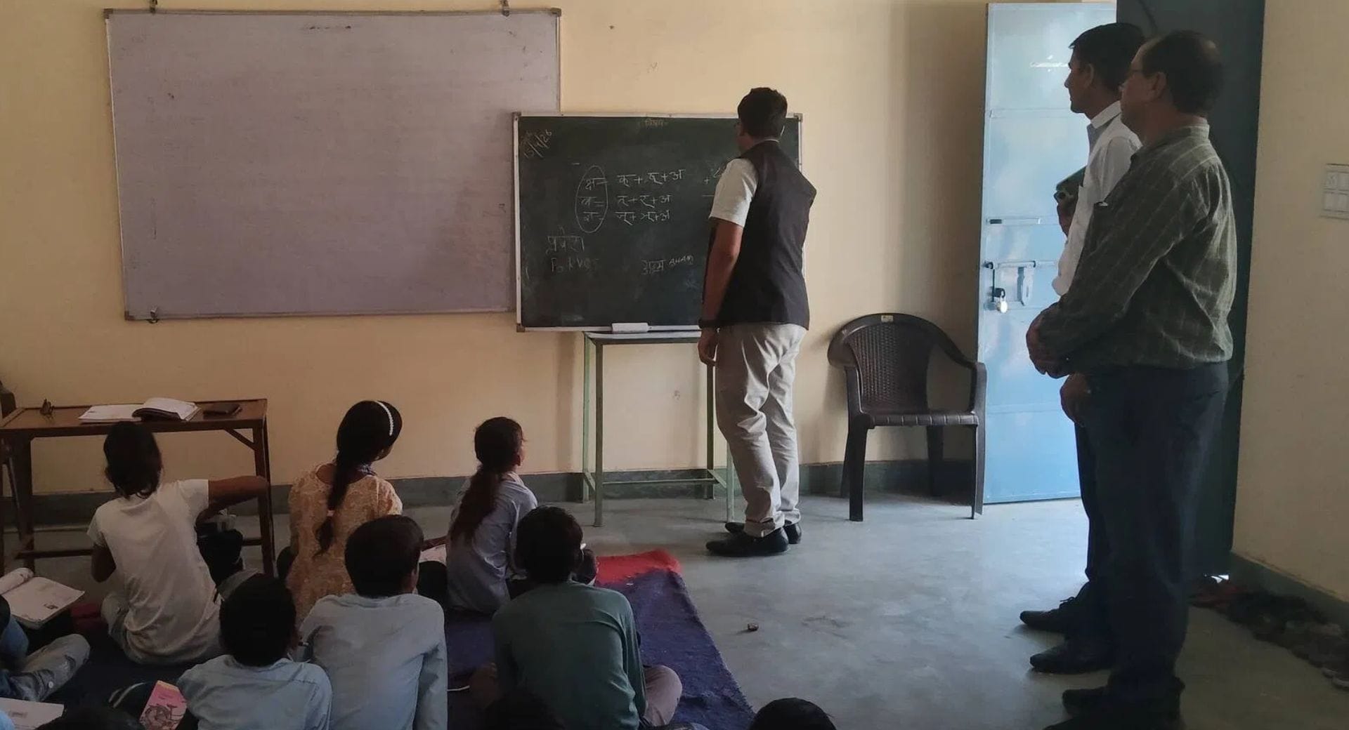 बच्चों को पढ़ाते हुए कलेक्टर