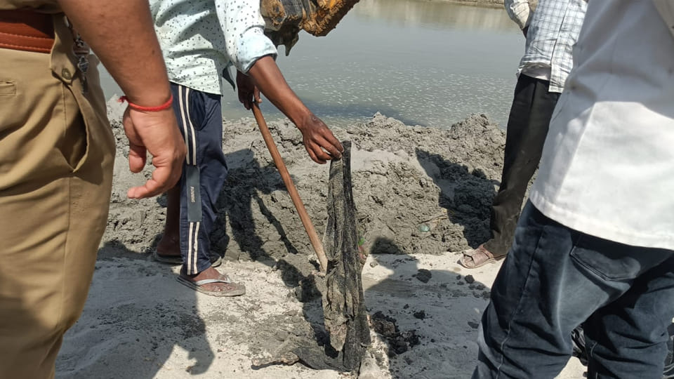 Farrukhabad: Human Skeleton Found in Water-Filled Pit; Father Identifies Remains via Track Pants