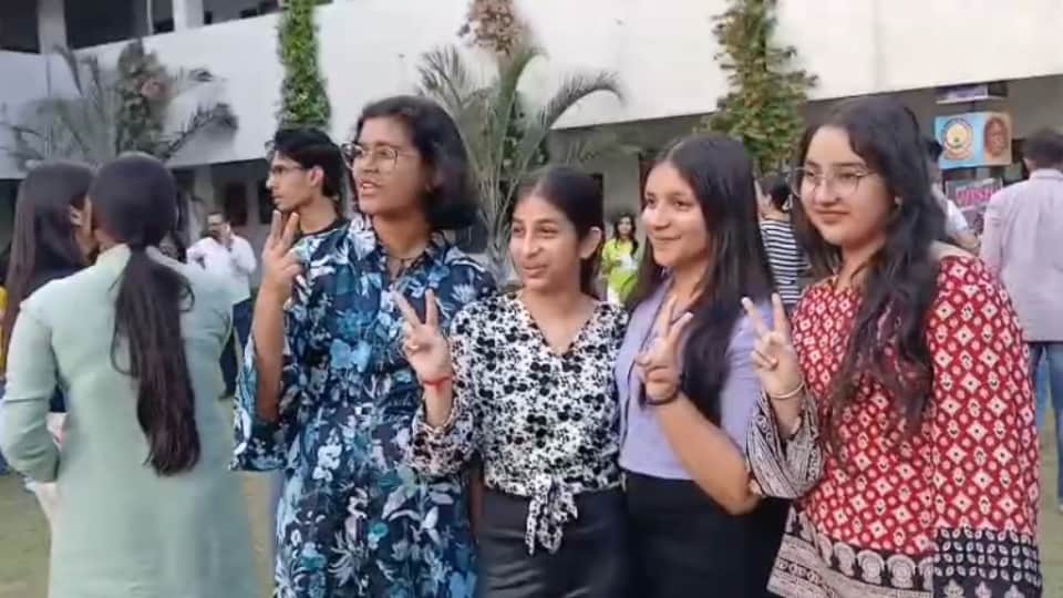 लुधियाना में खुशी मनाती छात्राएं।