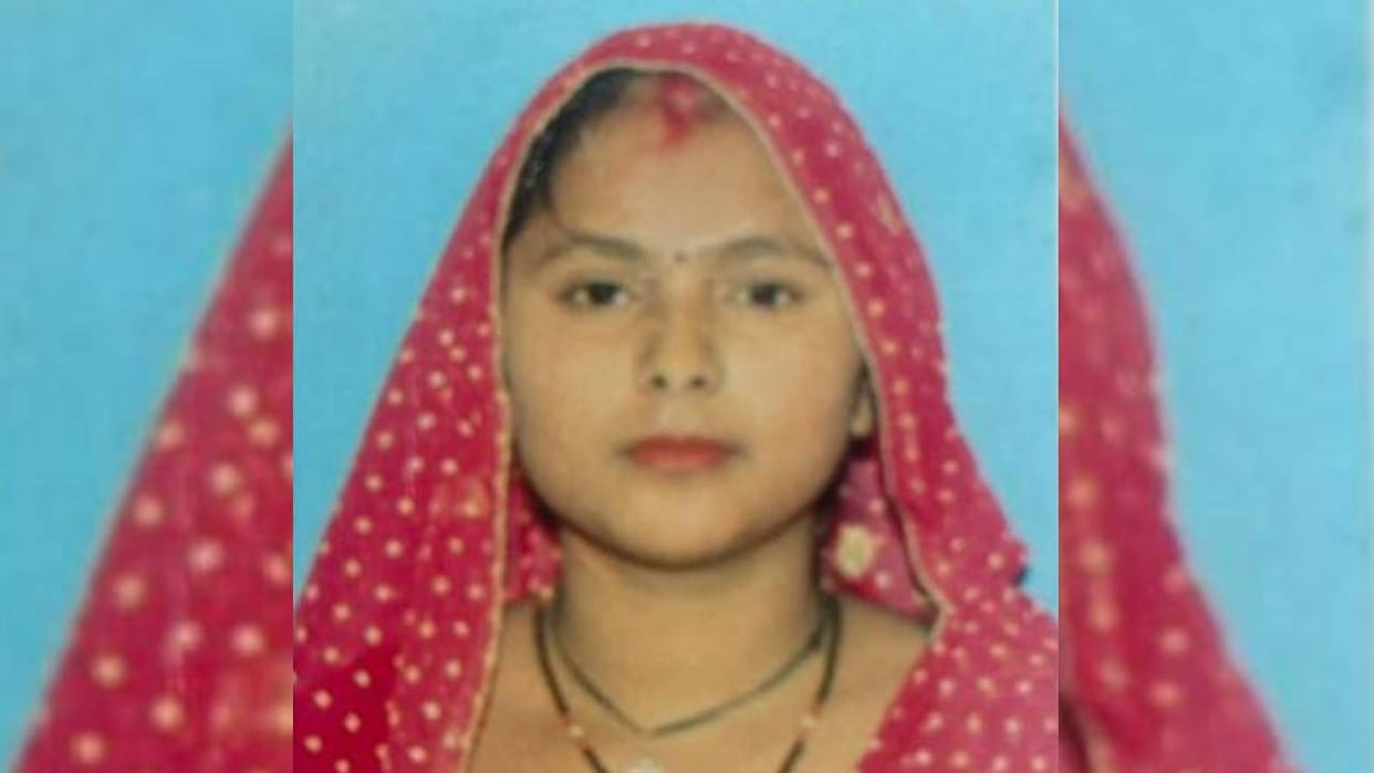 Lucknow: Married woman's body found hanging from a noose in Nigohan.