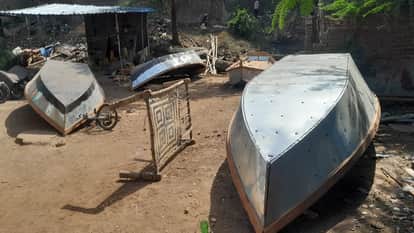 Unsafe Boats in Mathura: Illegal Motorboats Built Without License Raise Serious Safety Concerns