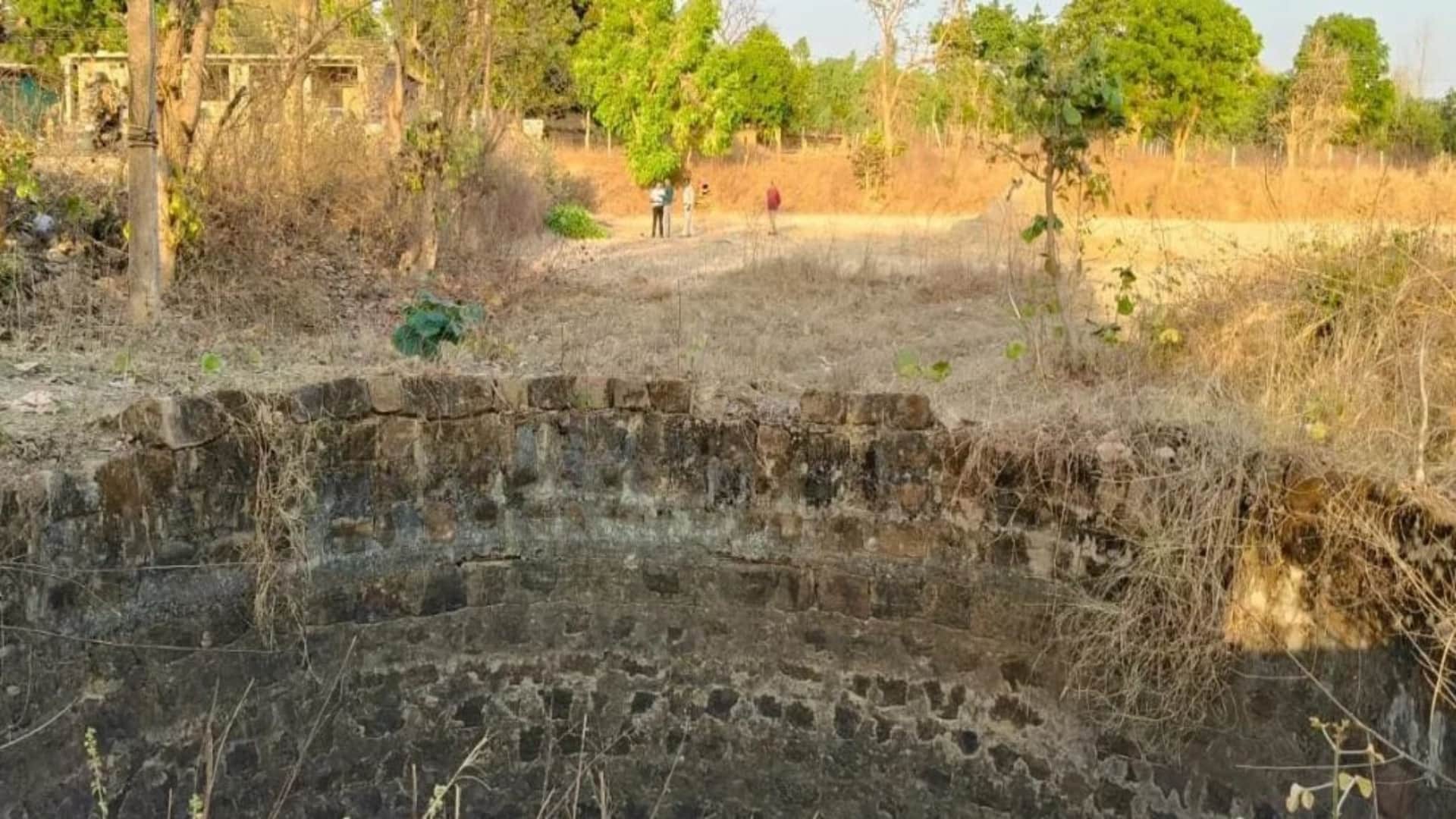 फोटो में जहां लोग खड़े वहां पलटी कार, सामने कुआं