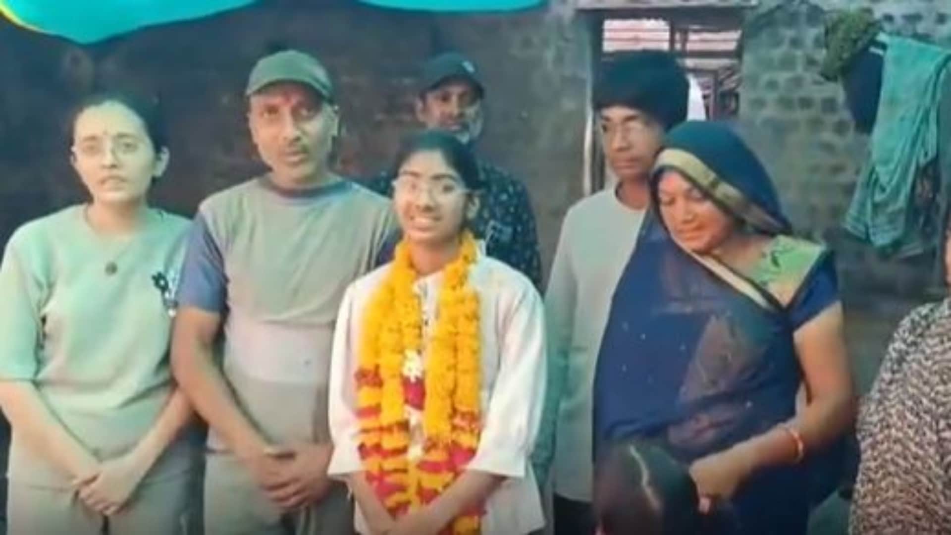 परिवार के साथ महक गोले