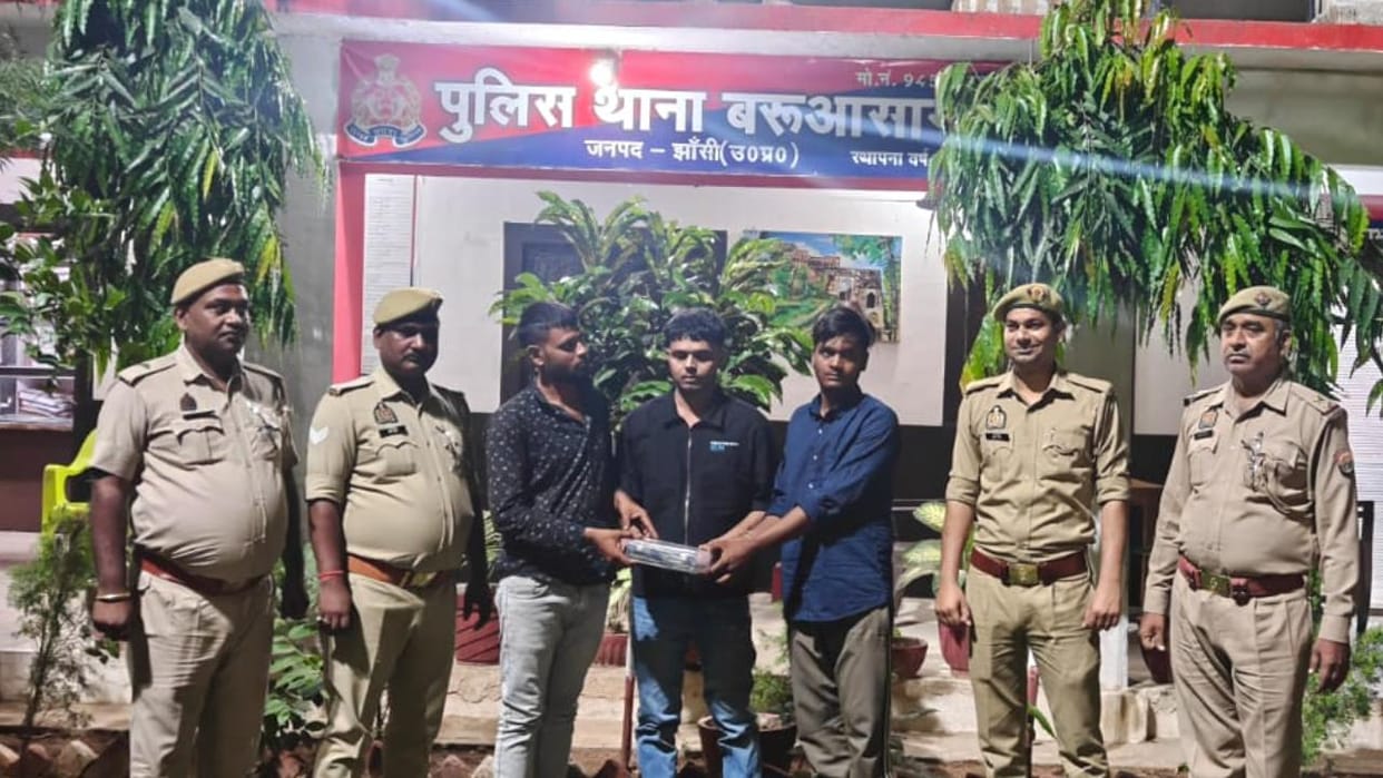 Jhansi: Online betting gang busted, three arrested, four mobile phones along with cash recovered