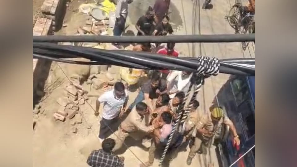 Muzaffarnagar: Accused of ganja smuggling rescued after a scuffle with the police, husband of councilor
