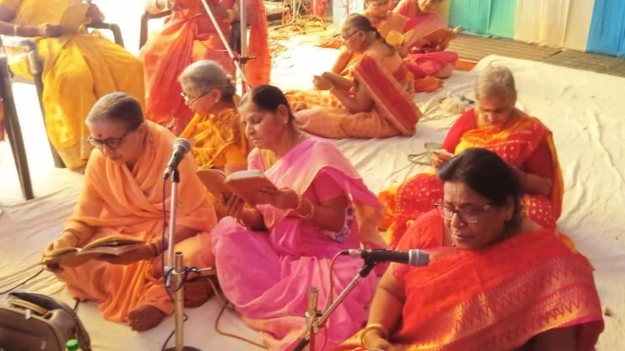 varanasi news of 700 verses from 18 chapters of Gita recited collectively