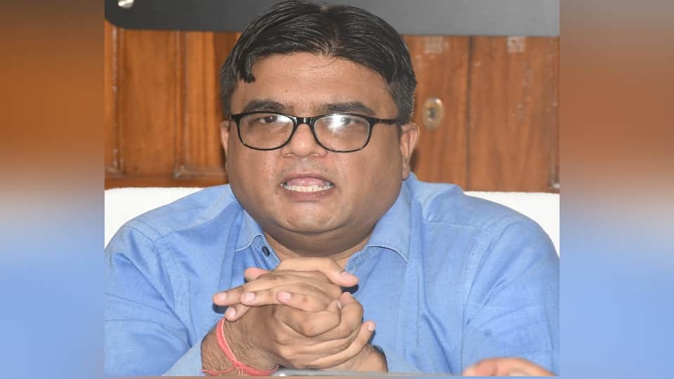 स्मार्ट प्रीपेड मीटर को लेकर ऊर्जा भवन में प्रेसवार्ता कर जानकारी देते एमडी पावर।