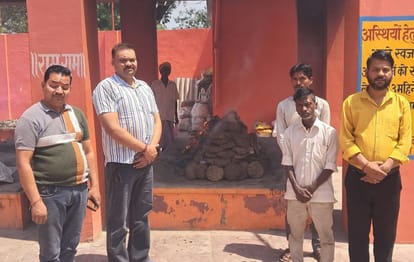 वो बेटा नहीं हो सकता: वृद्धाश्रम में रहने को मजबूर हुए दंपती, मौत के बाद पिता की लाश लेने से भी किया इनकार Couple Forced to Live in Old Age Home Refuse to Claim Fathers Body After His Death