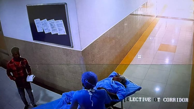 डॉक्टर की लापरवाही ने ली जान: ट्रॉमा सेंटर में स्पाइन ट्यूमर से पीड़ित महिला की जांघ की कर दी सर्जरी, मौत