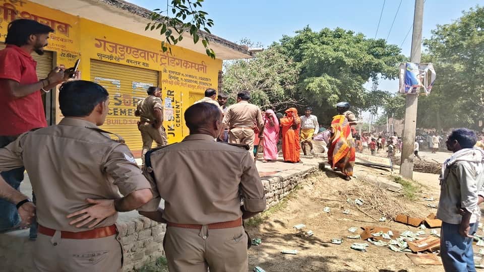 सड़क पर फेंकी शराब की पेटियां।