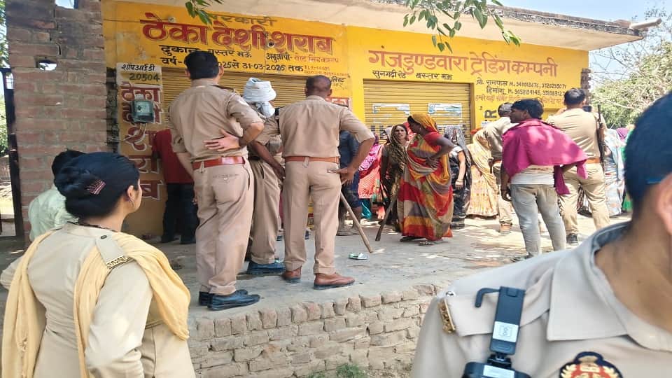 Women create uproar in protest against liquor shop in kasganj