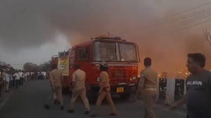 UP: Massive Fire Engulfs 200 Huts in Lucknow; Series of Cylinder Blasts Reported as 12 Fire Tenders Battle the