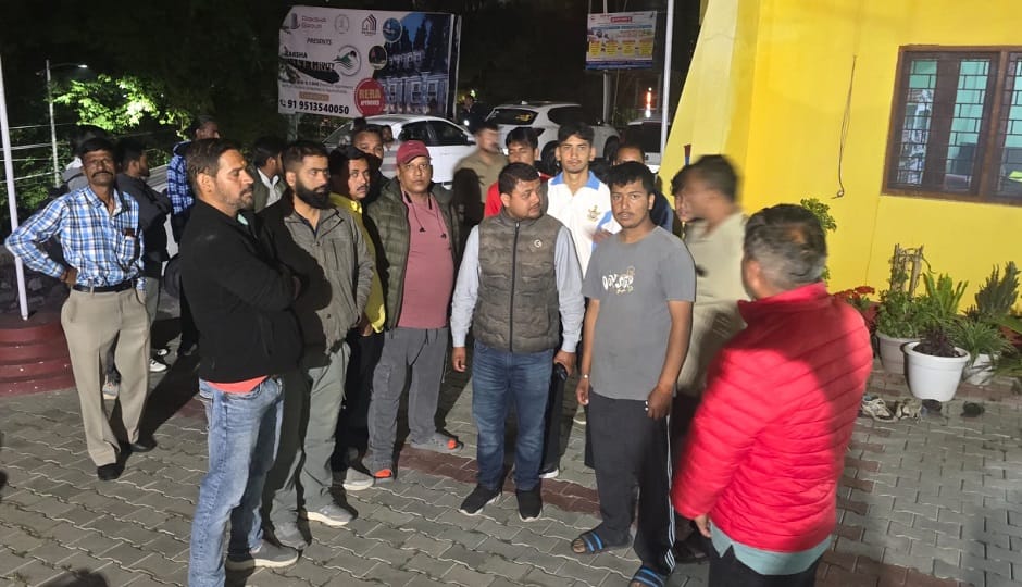 truck full of cattle was caught in Bhimtal and three people were taken into custody