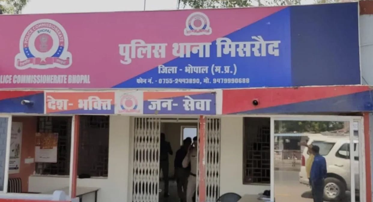 Former Boyfriend Kidnaps Woman and Her Colleague, Assaults Them; Police Launch Search for Accused