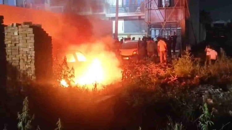 Roorkee: प्लॉट में खड़ी कार में अचानक लगी अचानक भीषण आग, पूरी तरह जलकर राख, लपटों ने मचाई दहशत