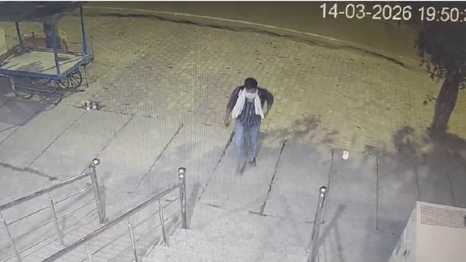 Meerut: Theft in Axis Bank ATM in Ganganagar, cash tray taken out by spraying on camera, video viral