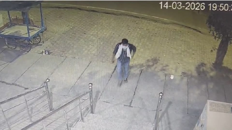 Meerut: Theft in Axis Bank ATM in Ganganagar, cash tray taken out by spraying on camera, video viral
