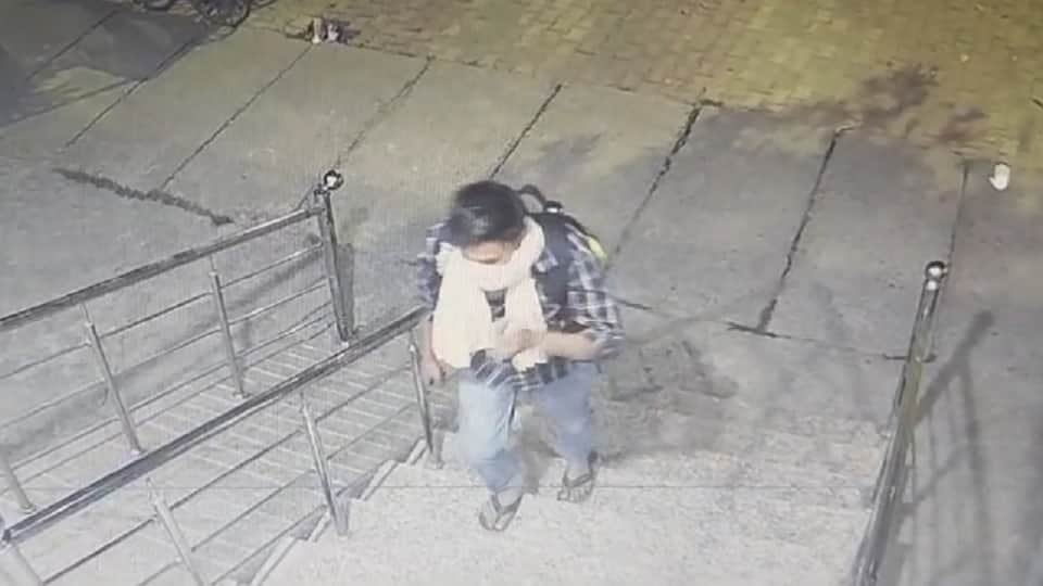 Meerut: Theft in Axis Bank ATM in Ganganagar, cash tray taken out by spraying on camera, video viral