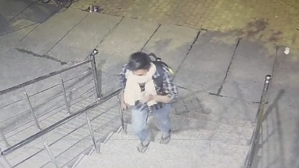Meerut: Theft in Axis Bank ATM in Ganganagar, cash tray taken out by spraying on camera, video viral
