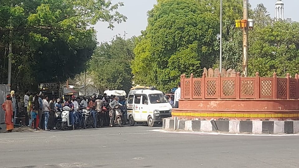 Ambulance Stuck Due to VIP Convoy Sparks Protest in Agra