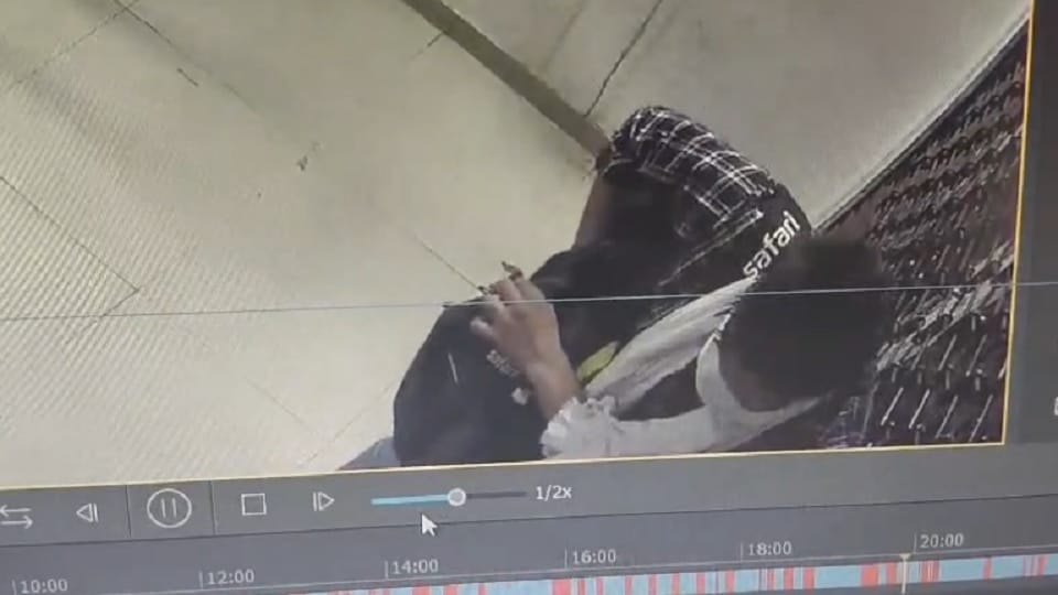 Meerut: Theft in Axis Bank ATM in Ganganagar, cash tray taken out by spraying on camera, video viral