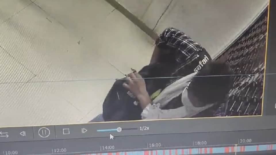 Meerut: Theft in Axis Bank ATM in Ganganagar, cash tray taken out by spraying on camera, video viral