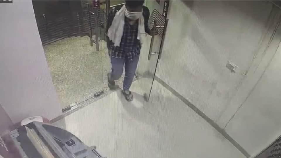 Meerut: Theft in Axis Bank ATM in Ganganagar, cash tray taken out by spraying on camera, video viral