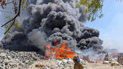 Massive Fire Erupts in Slums IN Ghaziabad Cylinders Exploding