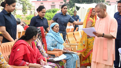 In Gorakhpur, CM Yogi Adityanath listened to grievances during the 'Janta Darshan' news in hindi