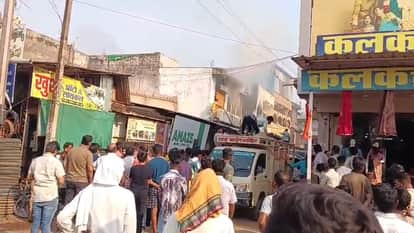 Massive Fire Breaks Out at Thakur Puja Bhandar and MK Mattress Shop in Saraipali Here Is Cause of Blaze in Mah
