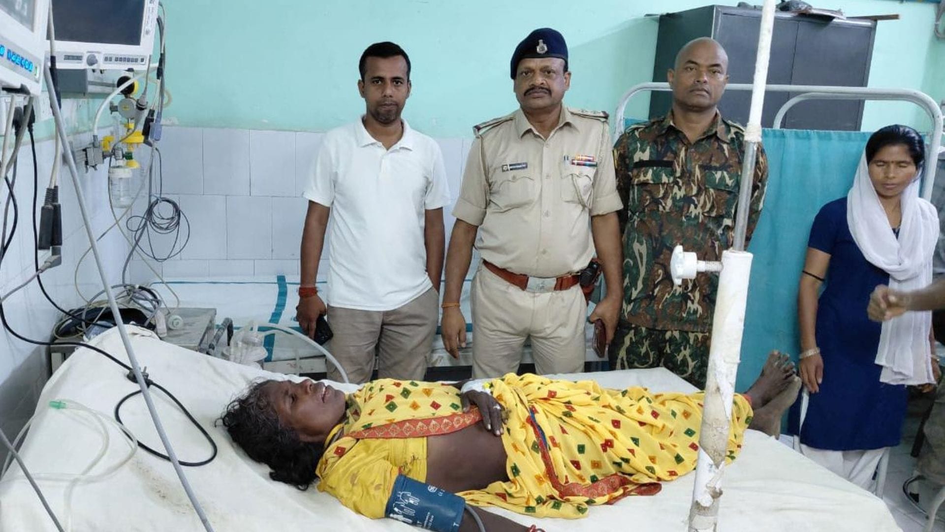 घायल से जानाकारी जुटाती पुलिस