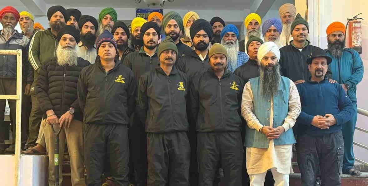 Army personnel departed to clear snow from Hemkund Sahib portals are scheduled to open on May 23
