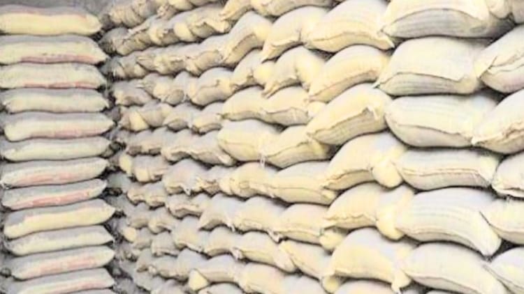 सीमेंट के दाम 260 से 340 पहुंचा: कंपनियों पर मुनाफाखोरी के आरोप, बिल्डरों में मचा हड़कंप