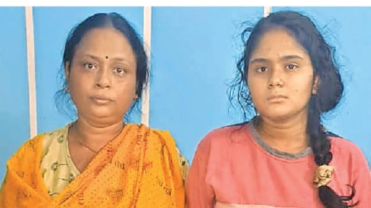 Mobile dispute became the reason for murder, wife and daughters killed the man