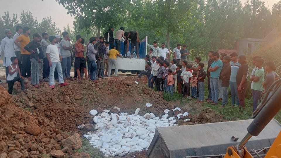 UP: Big action by the team from Lucknow in Meerut, 2800 kg cheese seized, dug a pit and buried it
