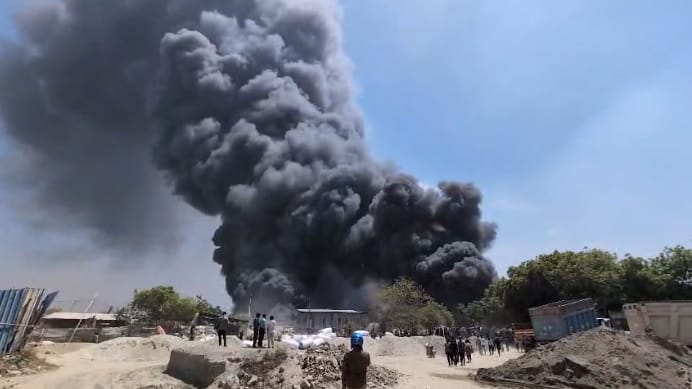 fire break out in Ghaziabads slums An eyewitness comes forward says 10 children missing