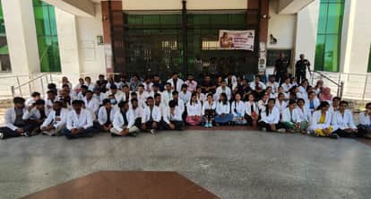 Banda Uproar at Banda Medical Colleg Colleagues Outraged After Doctor Removal Create Major Ruckus