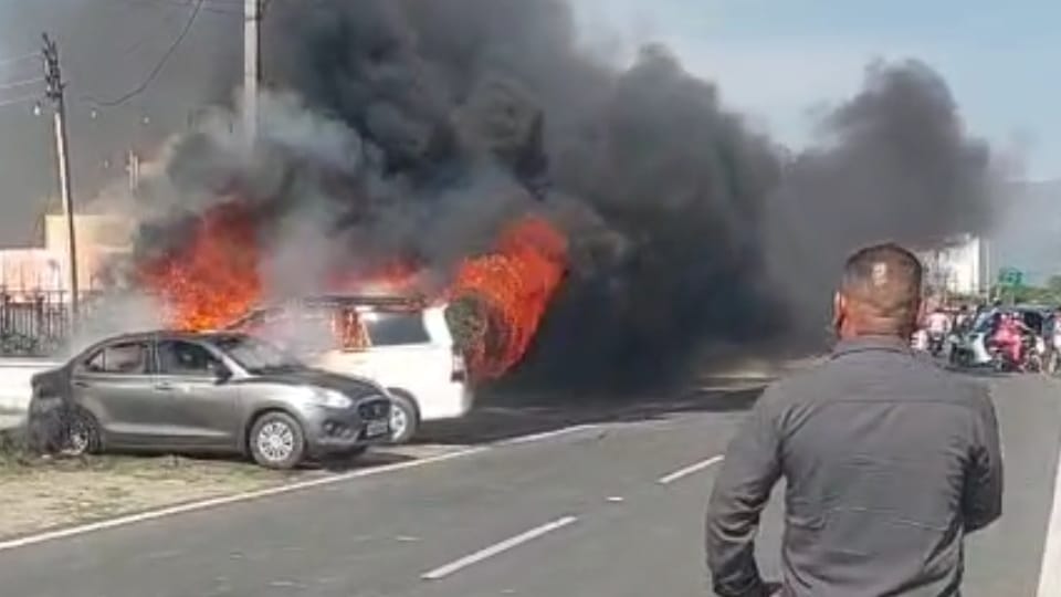 Vikasnagar: Cars Parked Outside Wedding Venue Suddenly Catch Fire; Chaos Ensues Video