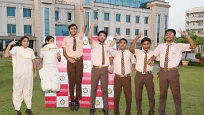 Jhansi: Students jumped with joy after seeing their marks, 4782 passed the 10th exam.