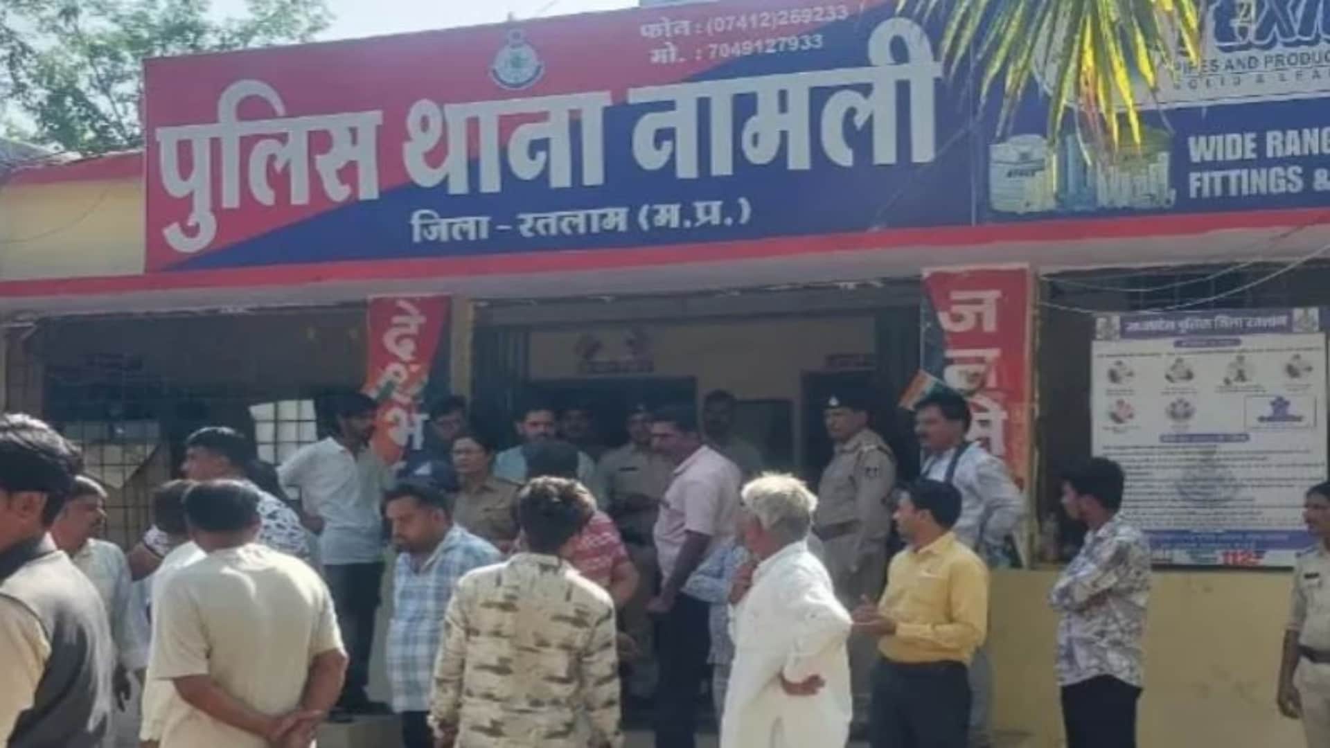 हादसे के बाद नामली थाने के बाहर लगी भीड़।