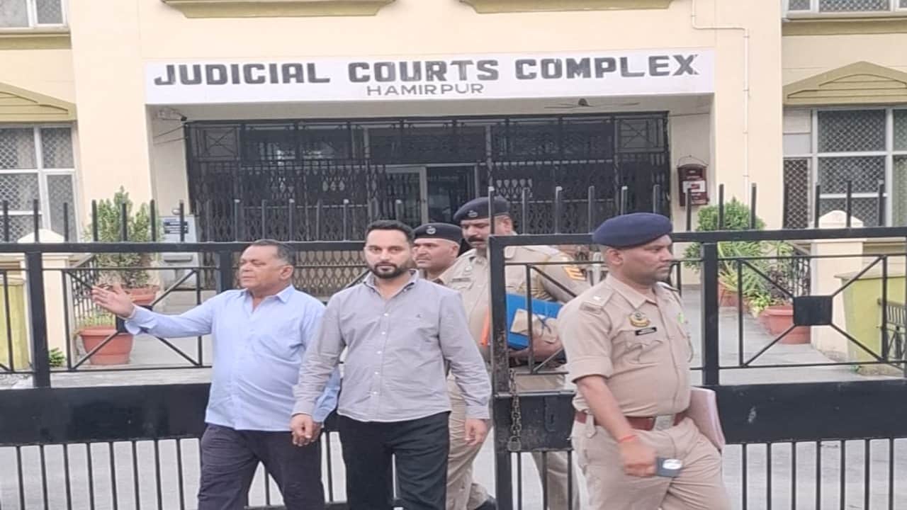 विधायक आशीष शर्मा के भाई और चाचा अदालत परिसर के बाहर।