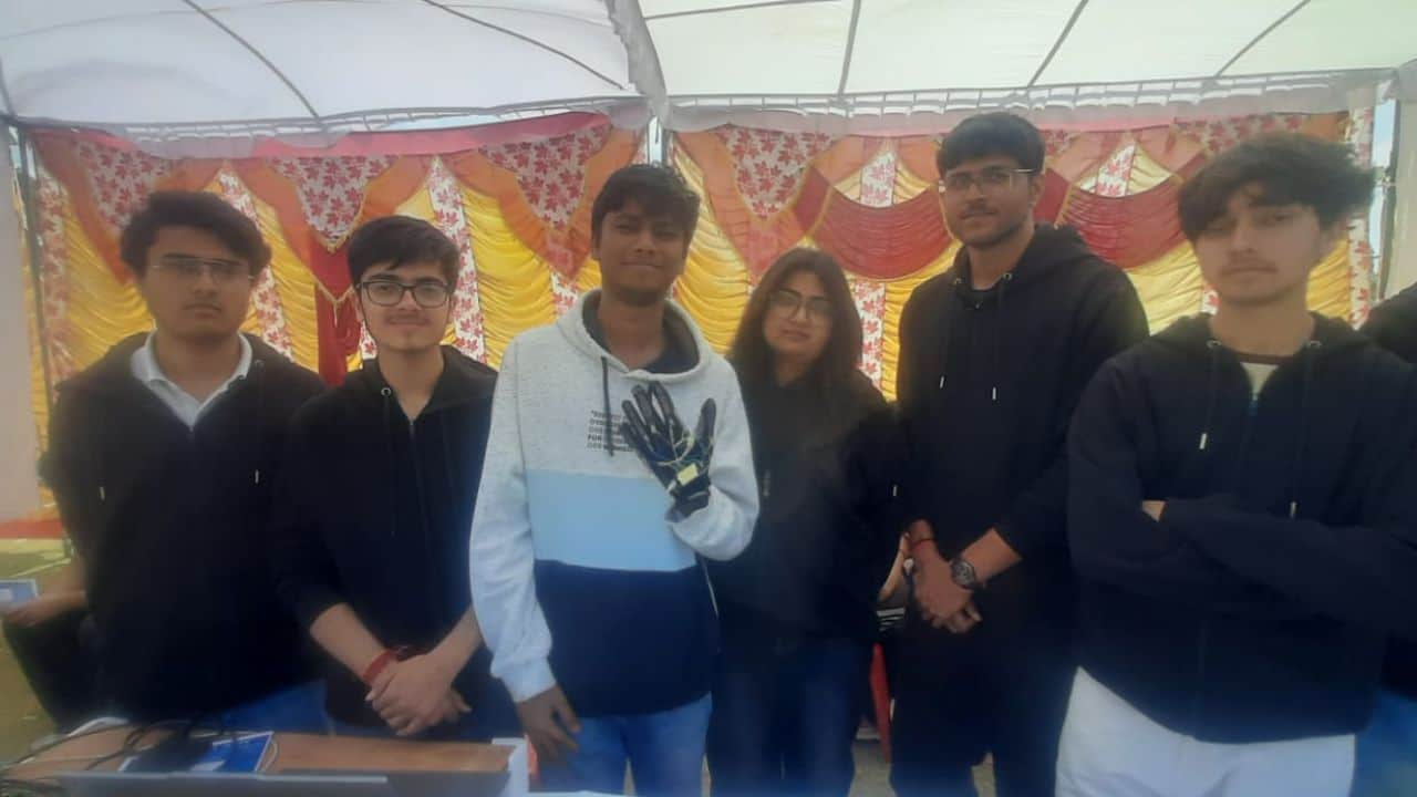 साइन टू स्पीच स्मार्ट गलव रो दिखाते एनआईटी हमीरपुर के विद्यार्थी।